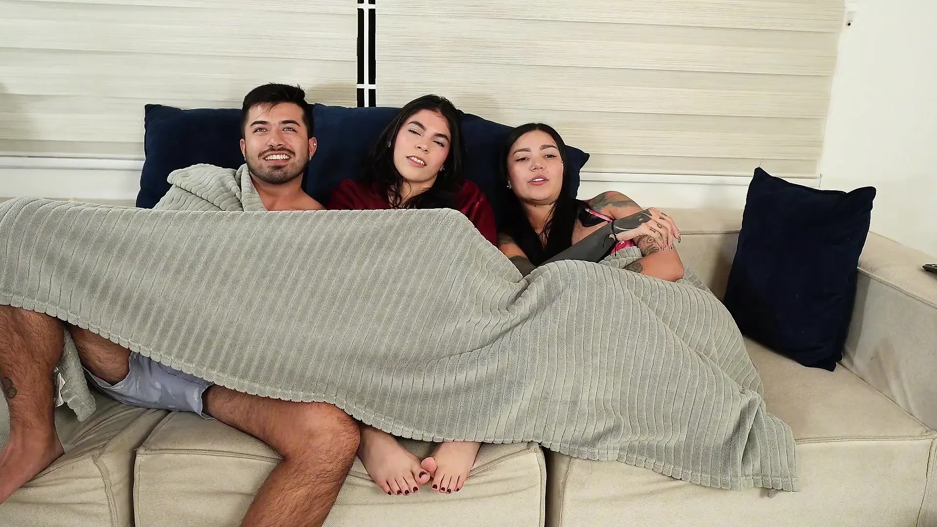 A LEGJOBB BARÁTNŐM MEGHÍV FILMNÉZNI A HÁZÁBA, ÉN PEDIG FELSZARVAZOM A BARÁTJÁT