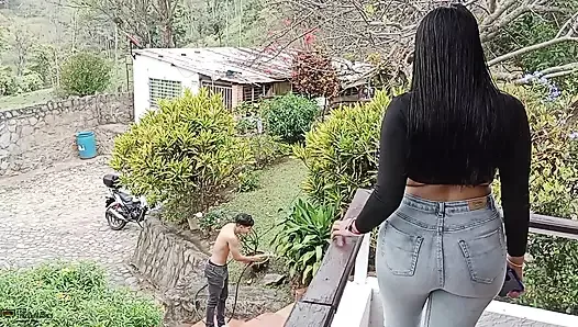 Возбужденный садовник трахает киску латины Samantha - порно на испанском