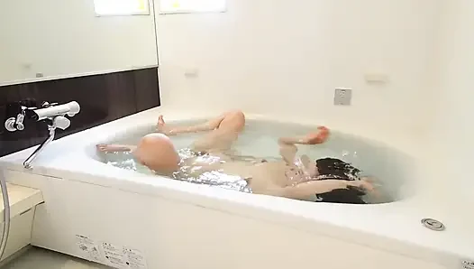 Masturbasi bawah air dengan klip hidung