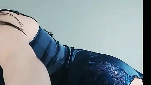 Orta yaşlı seksi kadın erotik olarak hareket ediyor ve götünü oynatıyor, gerçekten yarağının götüne girmesini istiyor! Ginnagg