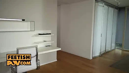 Ateşli orta yaşlı seksi kadın hatun Karina King ayakla muamele ve sikiş ile yarağını dorsana çıkarıyor