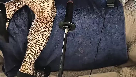 Seksi zrela crossdressing sissy drolja u crnim čarapama jaše crni dildo na mašini za jebanje