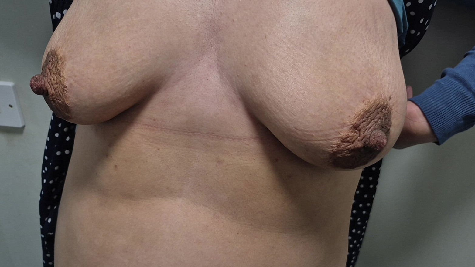 Hot Sexi women showing boob