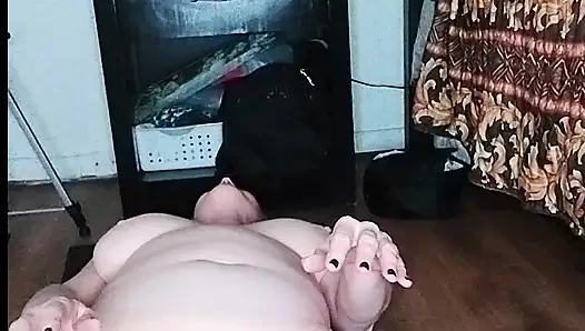 Сексуальная зрелая толстушка занимается ее утренней йогой!