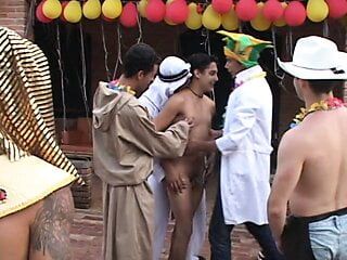La festa in costume si trasforma in una grande orgia gay