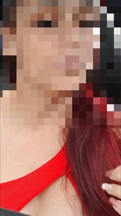 Pemandu aplikasi wanita membenarkan penumpangnya melancap di dalam keretanya!