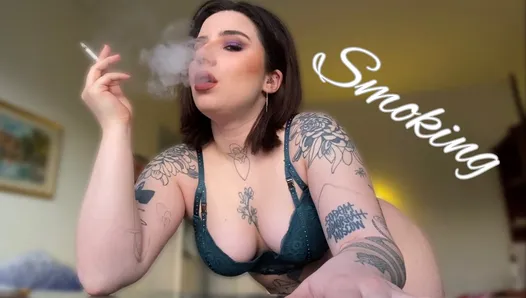 穿着性感内衣的吸烟纹身模特