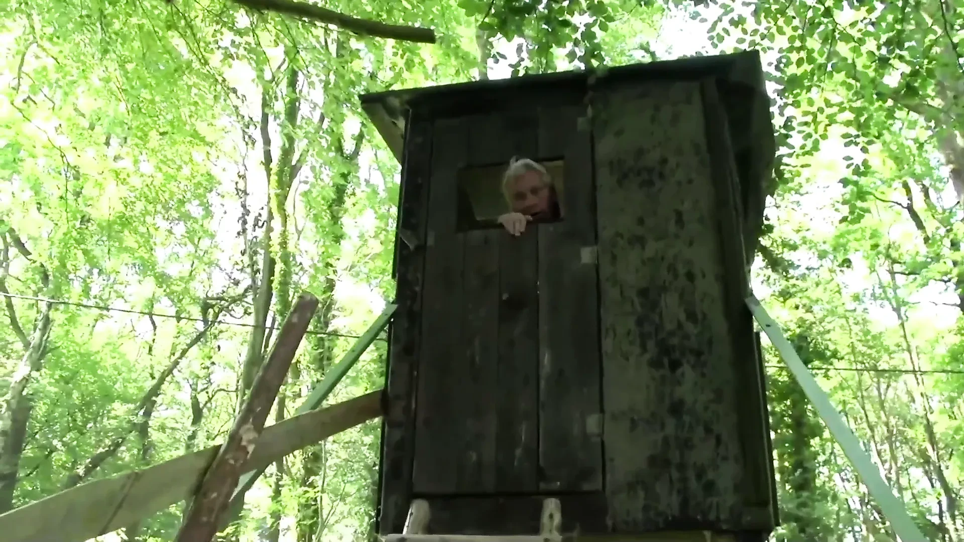Blonde Milf wird auf Outdoor im Wald gefickt