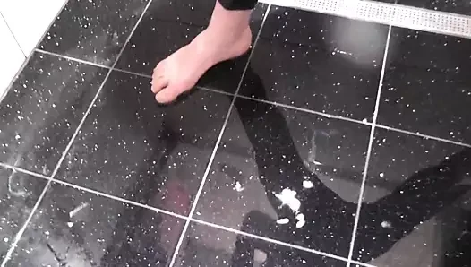 Stříkání pod sprchou s mokrými legínami