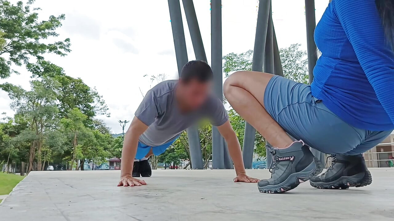 运动员在公园里找到了一个陌生人，邀请她到他家做的事情。