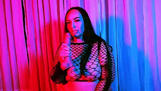 Трахаю себя на публике