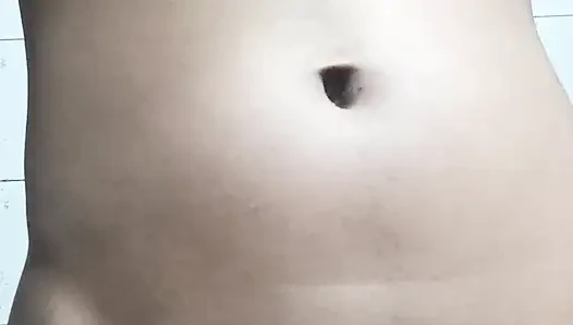 Banyo yaparken mastürbasyon yapıyor