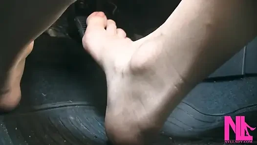 Fahren und pedalpumpen mit meinen nackten füßen