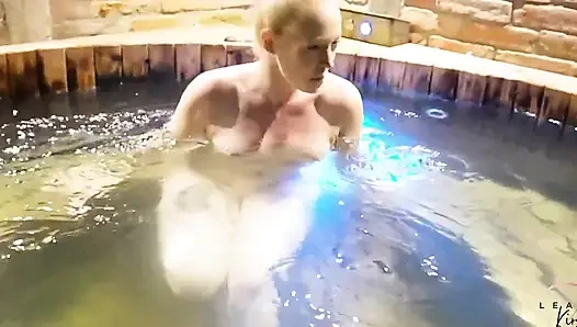 Komşular için azgın şov! Bahçede girdap havuzunda amcık fışkırtıyor! Bahçede ve komşular barbeküde!