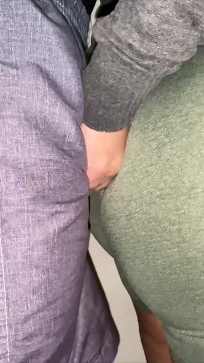 Ela acidentalmente toca no Pau Grande de um estranho na fila