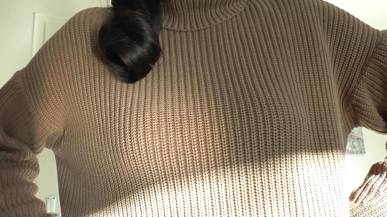 Spryskuj na mój sweter! Lady Victoria Valente w grubym golfie