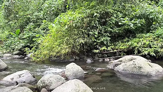 Camping Teen Masturbation: Squirting pisse nach dem Schwimmen