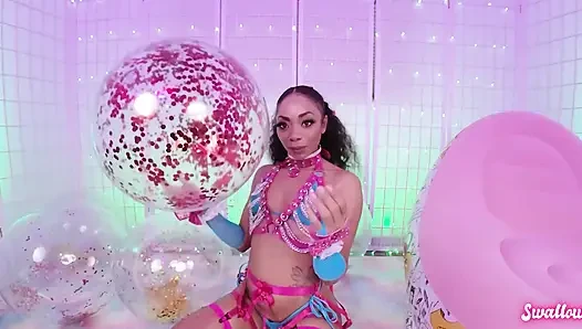 Горячая чернокожая крошка Cali Caliente глубоко заглатывает большой член в видео от первого лица