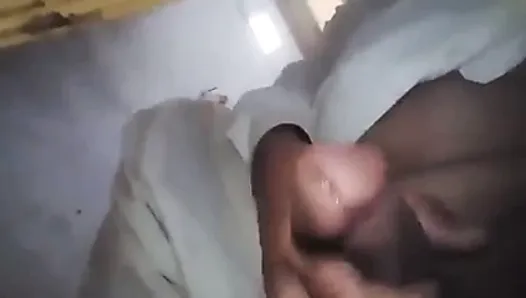 Un papi baba pakistanais montre sa grosse bite
