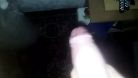 Mann Spielt mit seinen Penis