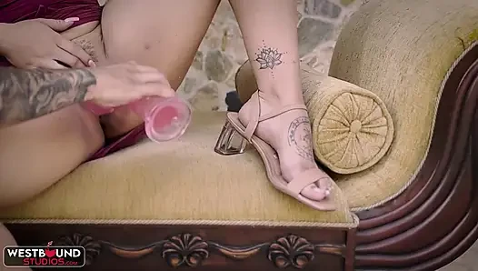 Heiße latina lola Hendricks lutscht und fickt auf der berüchtigten castingcouch