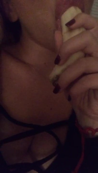 Amateur ex-girlfriend sucks banana