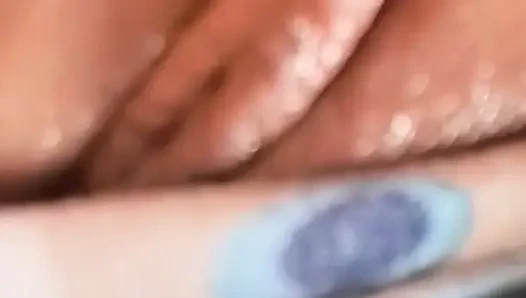 Latina masturbiert, bis sie spritzt