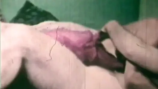 Cewek sange ini lagi asik nyepong kontol