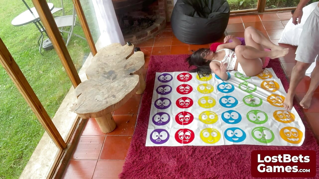 Uma surpresa de boquete para o vencedor do jogo Strip Twister