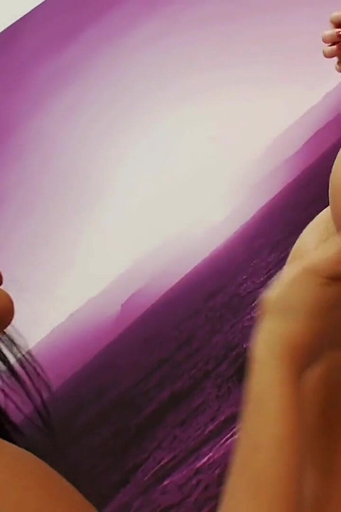 曬黑床上全是濕透的小穴淫水