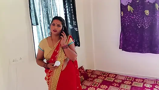 Pemilik toko listrik datang ke rumah Riya Bhabhi untuk memasang bohlam ketika Riya Bhabhi meraih penisnya dan mulai menghisapnya dan melakukannya