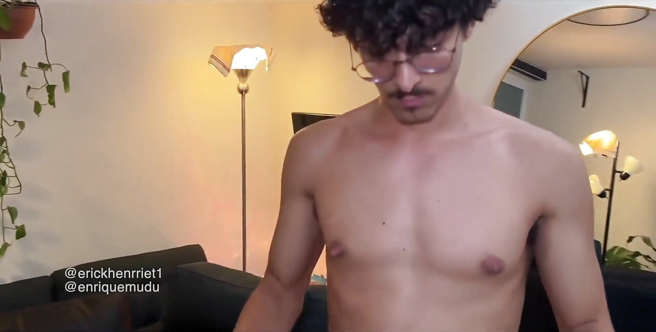 Masseuse Can't Help Touching Her Client's Huge Cock -enriquemudu & Erickhenrriet1