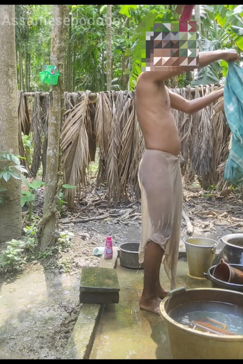 Pemuda gay seksi desa assamese india mandi dan mandi