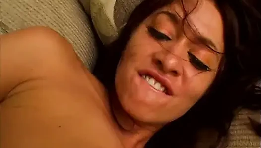 Si cewek imut rambut cokelat ini dientot habis-habisan sama kontol besar