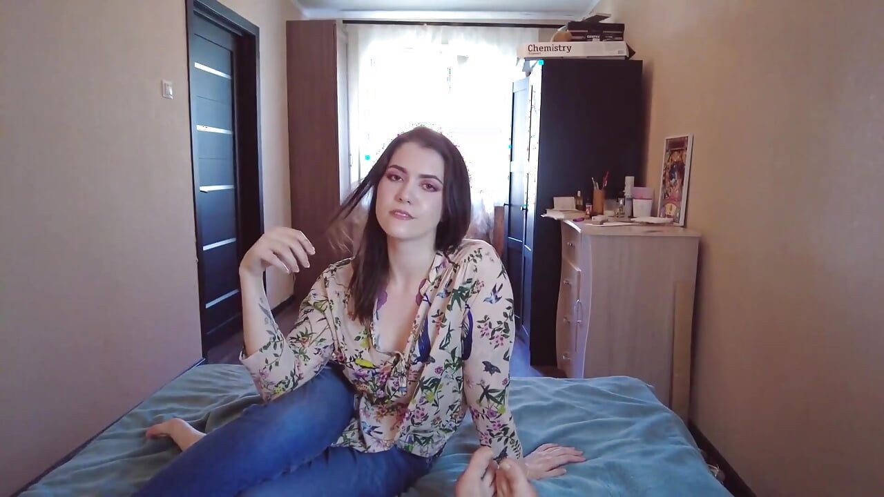 Заигрыш в тупую шлюшку,сосущей член