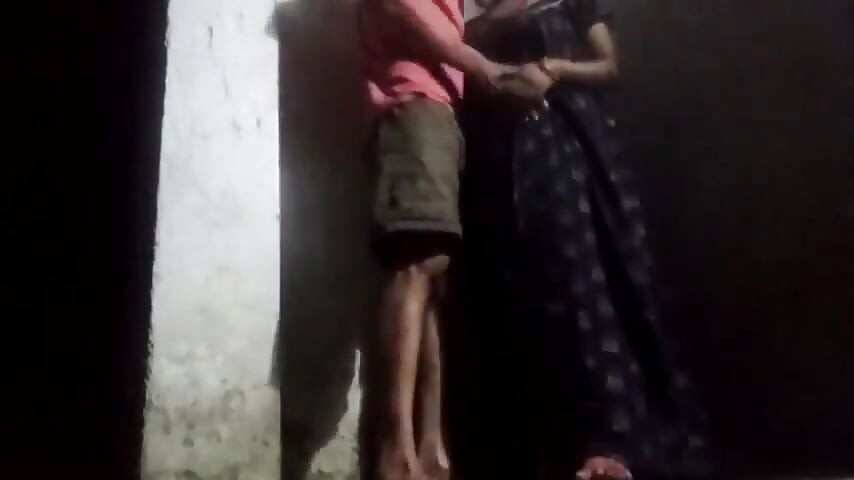 Deshi dost ki patni ki ghar se bahar chudaee rat me kiya