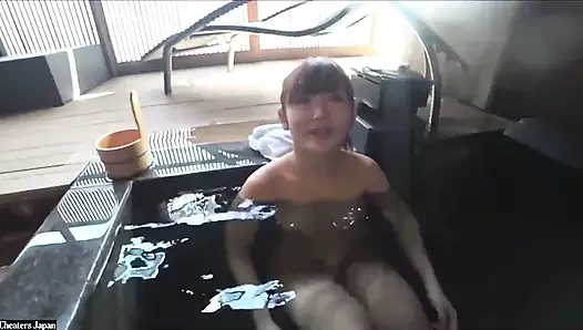 İri göğüslü güzel kadın özel onsen içinde ıslanıyor