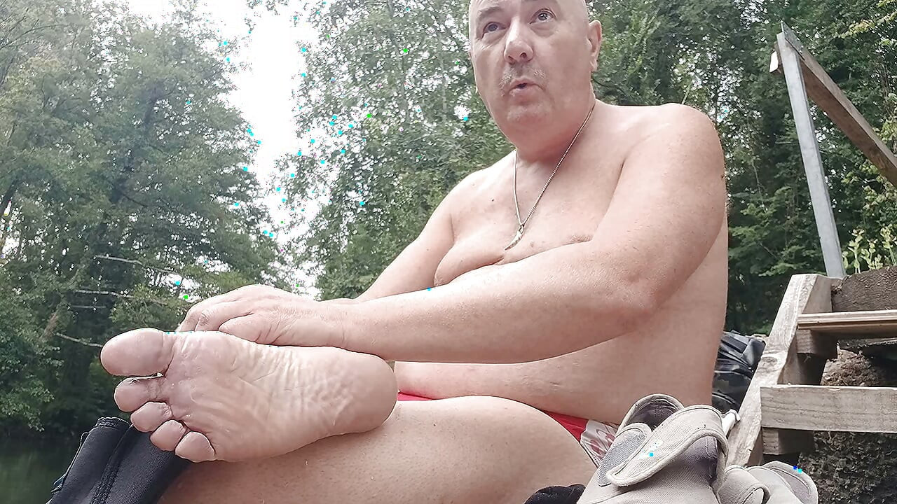 Pascal, добрий великий кабан з Франції, бере свою ногу і п'є свою сечу, перш ніж кінчити в річку під приємним літнім дощем