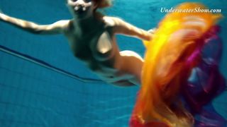 Edwige sletterige tiener onder water