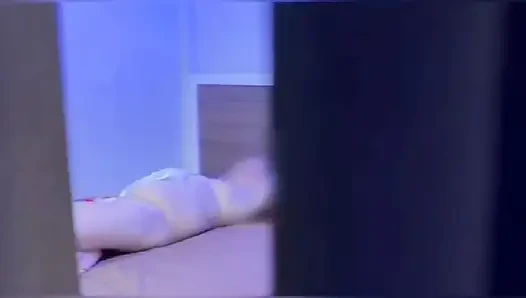 Stieftochter beim masturbieren erwischt, dann gibt sie mir einen blowjob