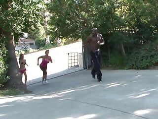 黑人运动教练在游泳池慢跑后操他的学生