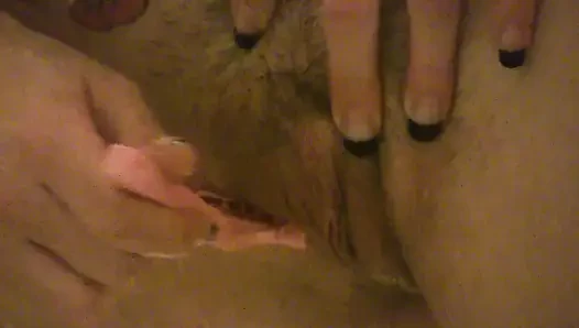 Remaja brunette mengisap kontol di kamar mandi