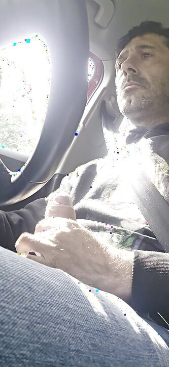 Homem hétero fica excitado e se masturba enquanto dirige, quase foi pego