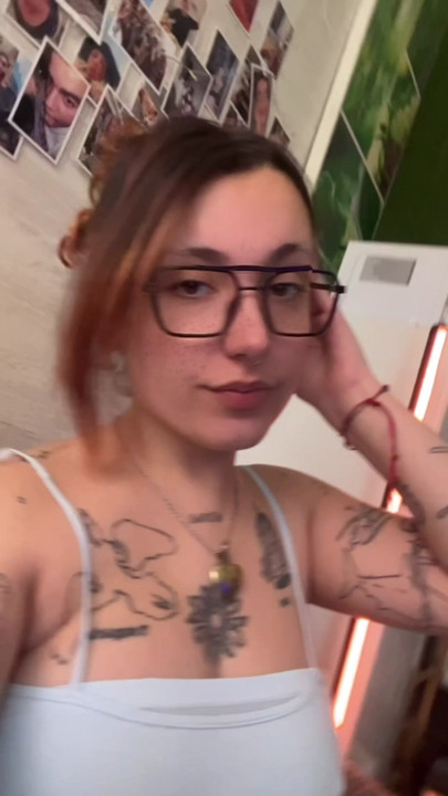 Új a szemüvegem és a szoknyám