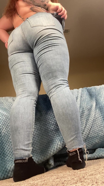 Sneakers Strip Down + Squirt on Feet