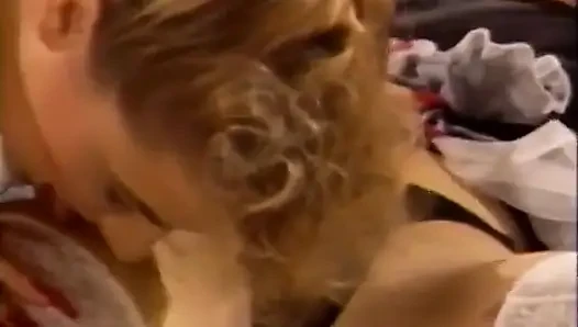 Neugieriger typ konnte seine chance nicht verpassen, sich dem spaß mit blonden süße bridgette blue und Sasha Sean anzuschließen