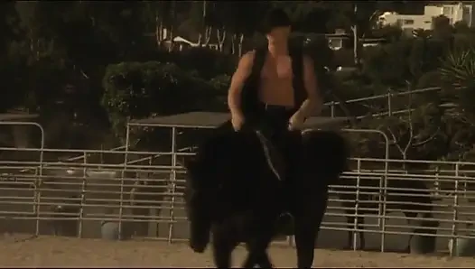 Kız aşağıdan sikilirken büyük kavunlarını okşuyor