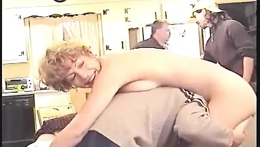 Reife blonde MILF sabbert auf großen schwanz, bevor sie hart hämmert