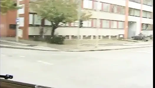 Schönes blondes küken befriedigt zwei schläger