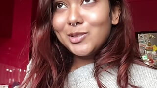 Kecil molek Desi Mia Z menghadapi cabaran pinggir dan memancut mani